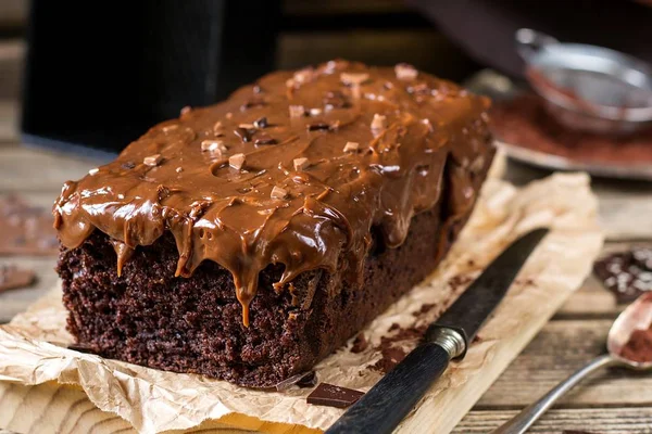 Vochtige chocoladetaart met melkchocolade glazuur topping — Stockfoto