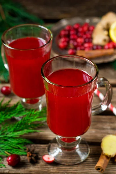生姜とスパイスと冬のクランベリー酒 — ストック写真