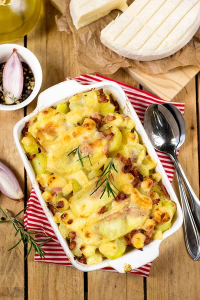Piatto francese Tartiflette con patate, formaggio reblochon e baco — Foto Stock