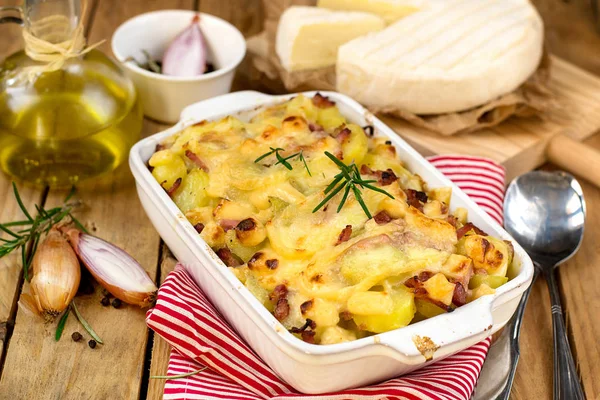 Francouzská miska Tartiflette s bramborami, sýrem reblochon a baco — Stock fotografie