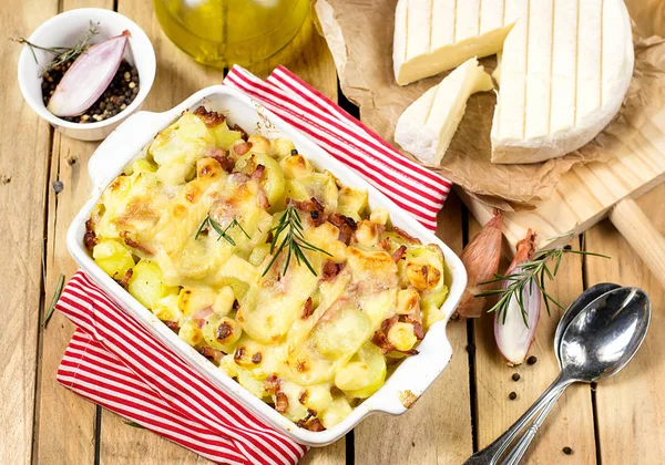 Fransızca patates, reblochon peynir ve domuz pastırması askeri Tartiflette çanağı
