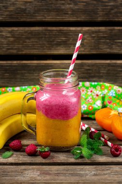 Trabzon hurması, muz ve ahududu ile güler yüzlü katman iki