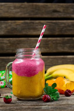 Trabzon hurması, muz ve ahududu ile güler yüzlü katman iki