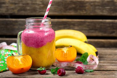 Trabzon hurması, muz ve ahududu ile güler yüzlü katman iki