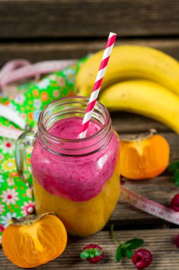 Trabzon hurması, muz ve ahududu ile güler yüzlü katman iki