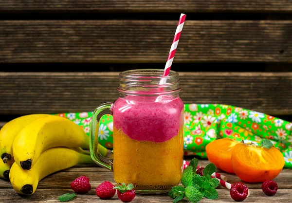 Two layer smoothie with persimmon, banana and raspberry — Stock Photo, Image
