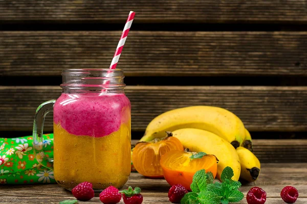 Trabzon hurması, muz ve ahududu ile güler yüzlü katman iki