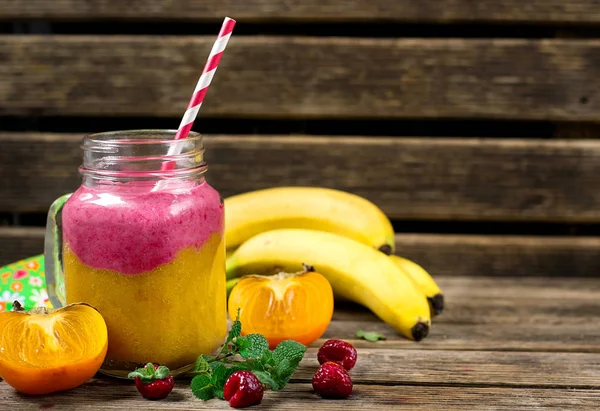 Trabzon hurması, muz ve ahududu ile güler yüzlü katman iki