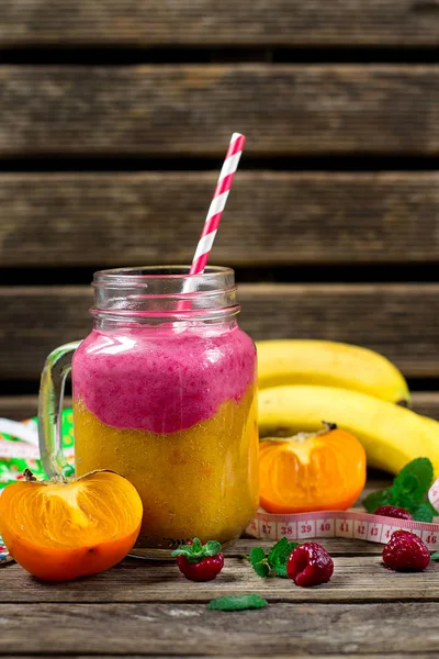 Two layer smoothie with persimmon, banana and raspberry — Stock Photo, Image