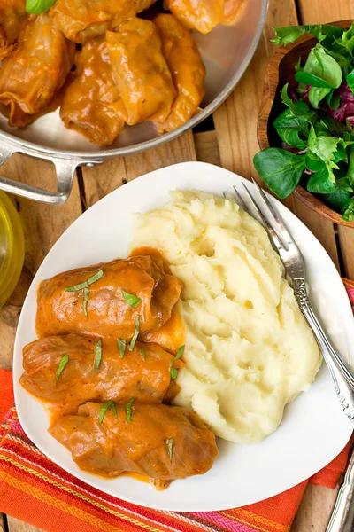 Kıyılmış sığır eti ve domuz eti ile lahana rulo