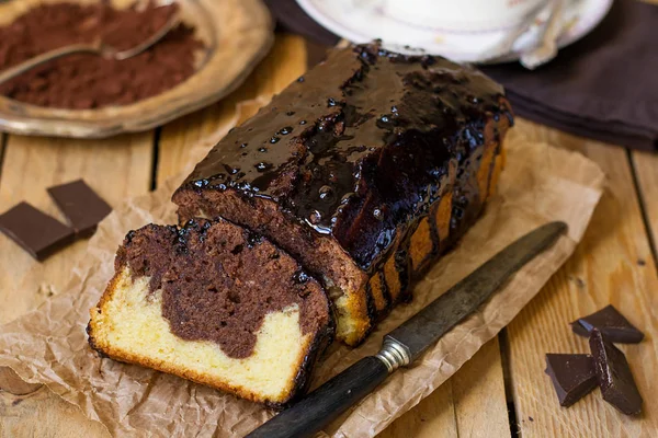 Torta di marmo al cioccolato con glassatura al cioccolato — Foto Stock