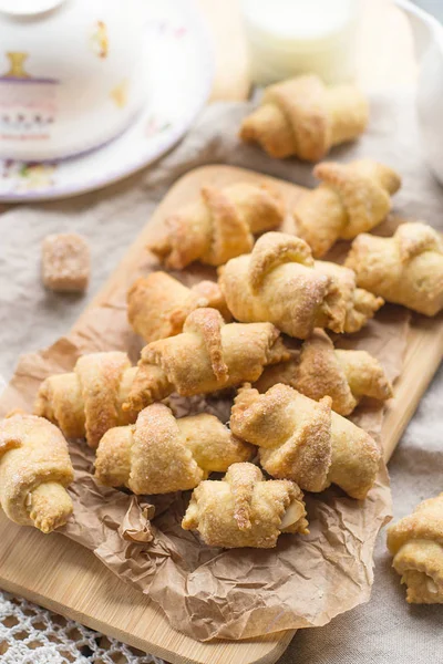 Caramelstroop gebak crescent rolls croissants met bruine suiker — Stockfoto