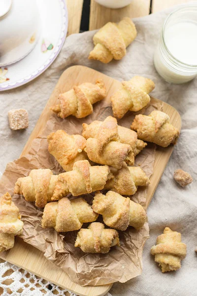Caramelstroop gebak crescent rolls croissants met bruine suiker — Stockfoto