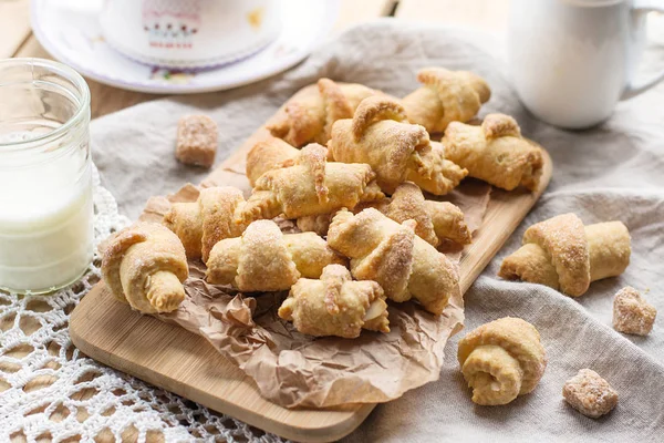 Křehké pečivo rohlíky croissanty s hnědého cukru — Stock fotografie