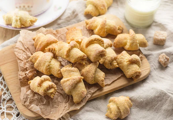 Caramelstroop gebak crescent rolls croissants met bruine suiker — Stockfoto