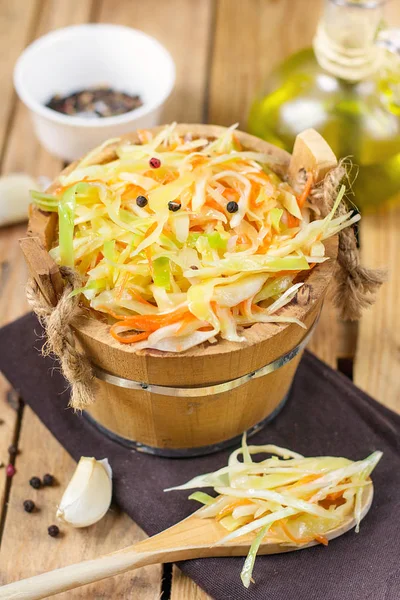 Havuç ve soğan ile turşu lahana lahana turşusu