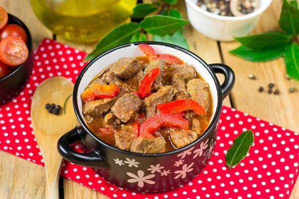 Beef stew with paprika and bell peppers — Stock Photo, Image