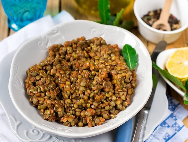 Guisado de lentilha em molho de tomate com canela e especiarias — Fotografia de Stock