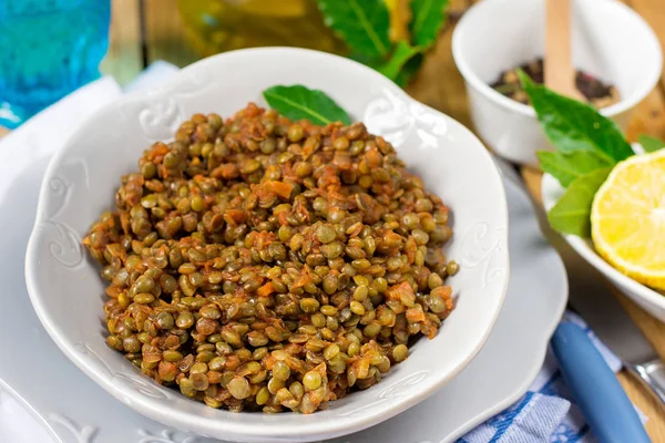 Stufato di lenticchie in salsa di pomodoro con cannella e spezie — Foto Stock