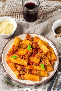 Bolognese soslu etli makarna rigatoni