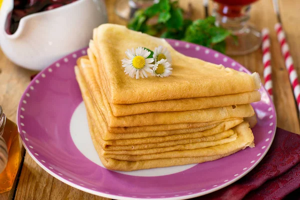 Stack of thin crepes for breakfast — Stock Photo, Image