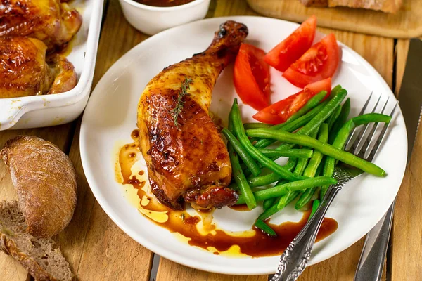 Caramelized baked chicken legs with green beans — Stock Photo, Image