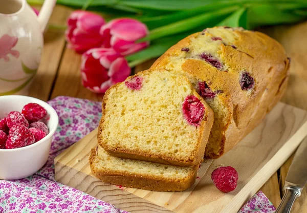 Raspberry sweet cake with powdered sugar — Stock Photo, Image