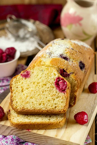 Raspberry sweet cake with powdered sugar — Stock Photo, Image