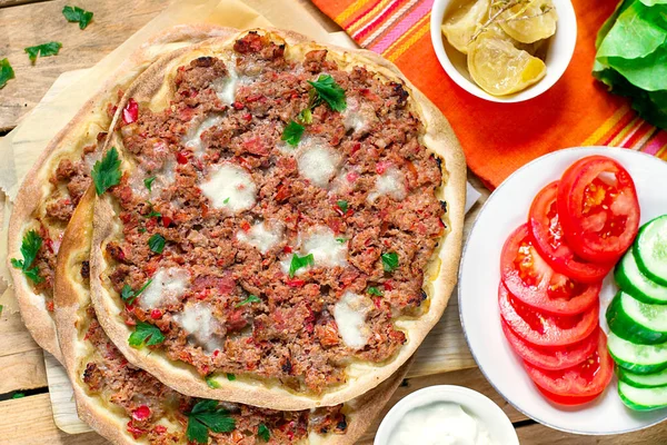 Pizza turca Lahmajoun Lahmacun con carne molida —  Fotos de Stock