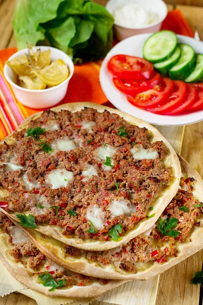 Pizza turca Lahmajoun Lahmacun con carne molida — Foto de Stock