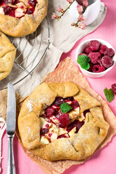 Frambozen taart appeltaart met caramelstroop gebak — Stockfoto