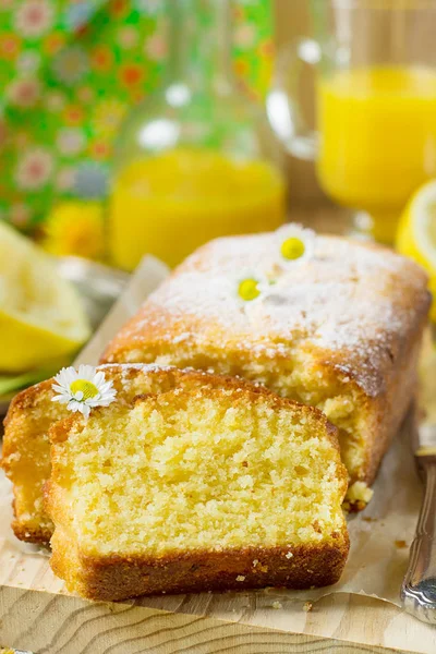 Bolo de limão doce com açúcar em pó — Fotografia de Stock