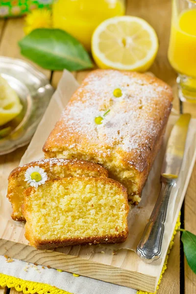 Zoete citroen cake met poedersuiker — Stockfoto