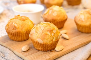 Süzme peynir kek bademli