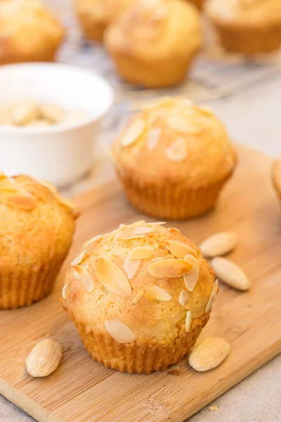 Kwark muffins met amandelen — Stockfoto