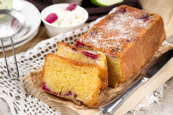 Pastel de requesón con requesón con frambuesas y manzanas — Foto de Stock