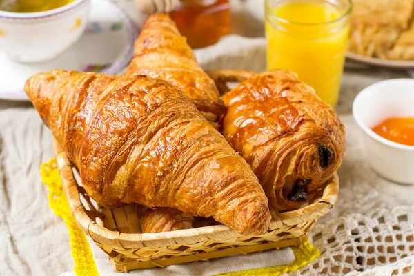 紅茶、オレンジ ジュースの朝食のクロワッサン生地 — ストック写真