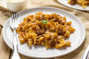 Kıyma ve domates ile erişte makarna