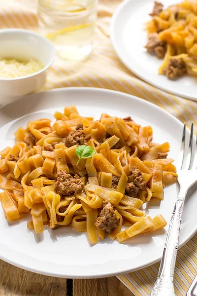 Noodles pasta with ground beef and tomato — Stock Photo, Image