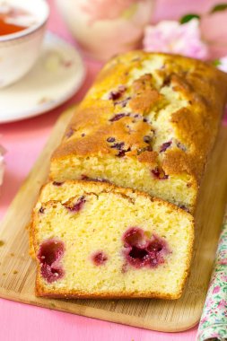 Tatlı kek meyve ve çilek pembe bir arka plan üzerinde