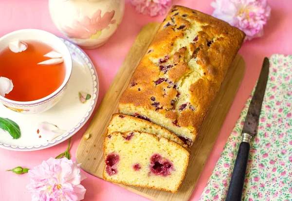 Sweet cake with fruit and berries on pink background — Stock Photo, Image