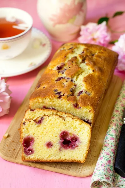 Édes sütemény, gyümölcs és bogyók rózsaszín háttér — Stock Fotó