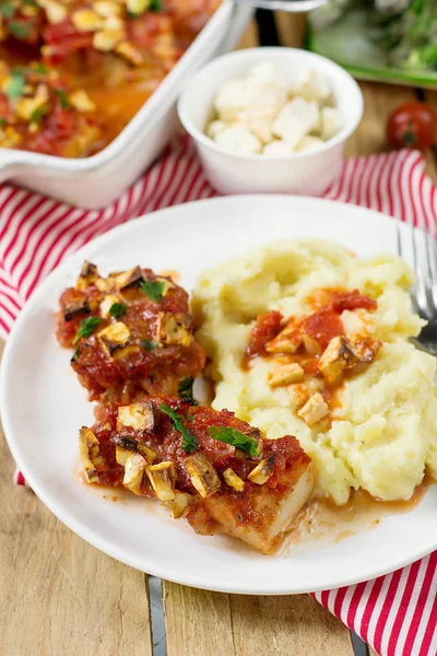 Vis-kabeljauw gebakken in tomatensaus met fetakaas — Stockfoto