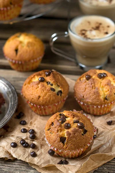 Schokoladenchips Muffins mit Kaffee — Stockfoto
