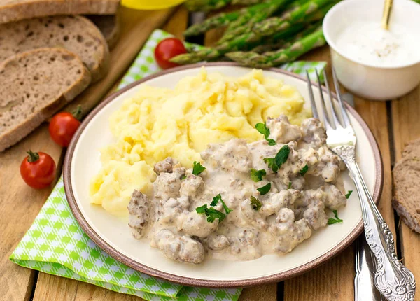 Ground beef in creamy cheese sauce with mashed potatoes — Stock Photo, Image