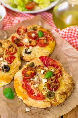 Domates ve beyaz peynir ile kalın kabuk ile mini pizza