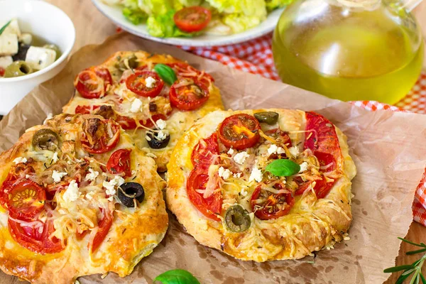 Mini pizzas con corteza gruesa con tomate y queso feta —  Fotos de Stock