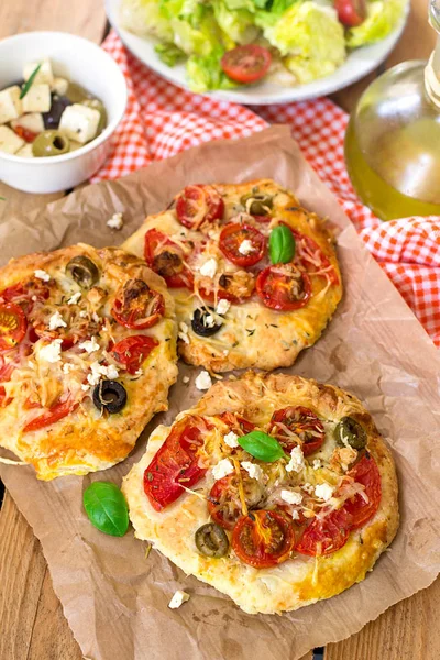 Mini pizza's met dikke korst met tomaat en feta kaas — Stockfoto