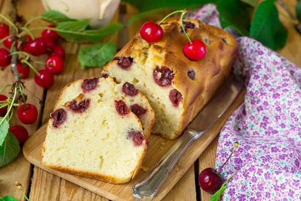 Sweet cherry cake with fresh cherries — Stock Photo, Image