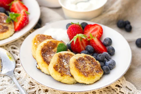 Cottage cheese quark pancakes syrniki with fresh berries — Stock Photo, Image